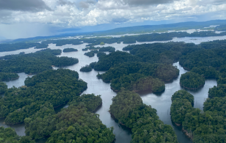 Survol de Petit Saut, à côté de Saint Elie en Guyane